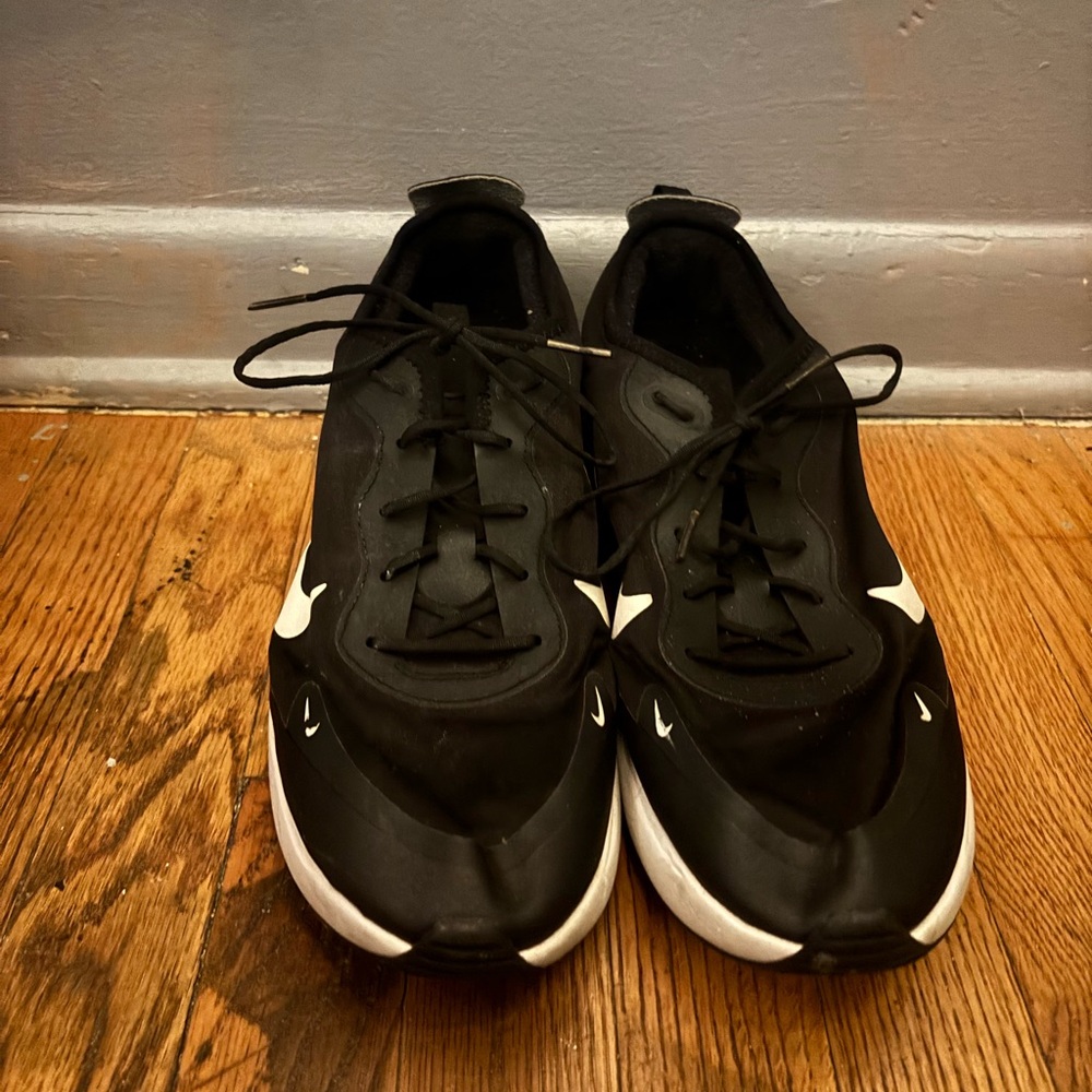 Nike Air Max Dia sneakers in a black and white
Size 11